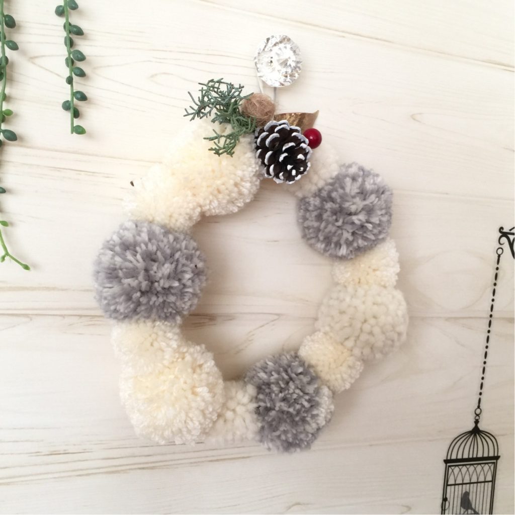 クリスマスに毛糸のポンポンリースを作ろう 簡単かわいいクリスマスリースの作り方を紹介します こぐまやのせかい