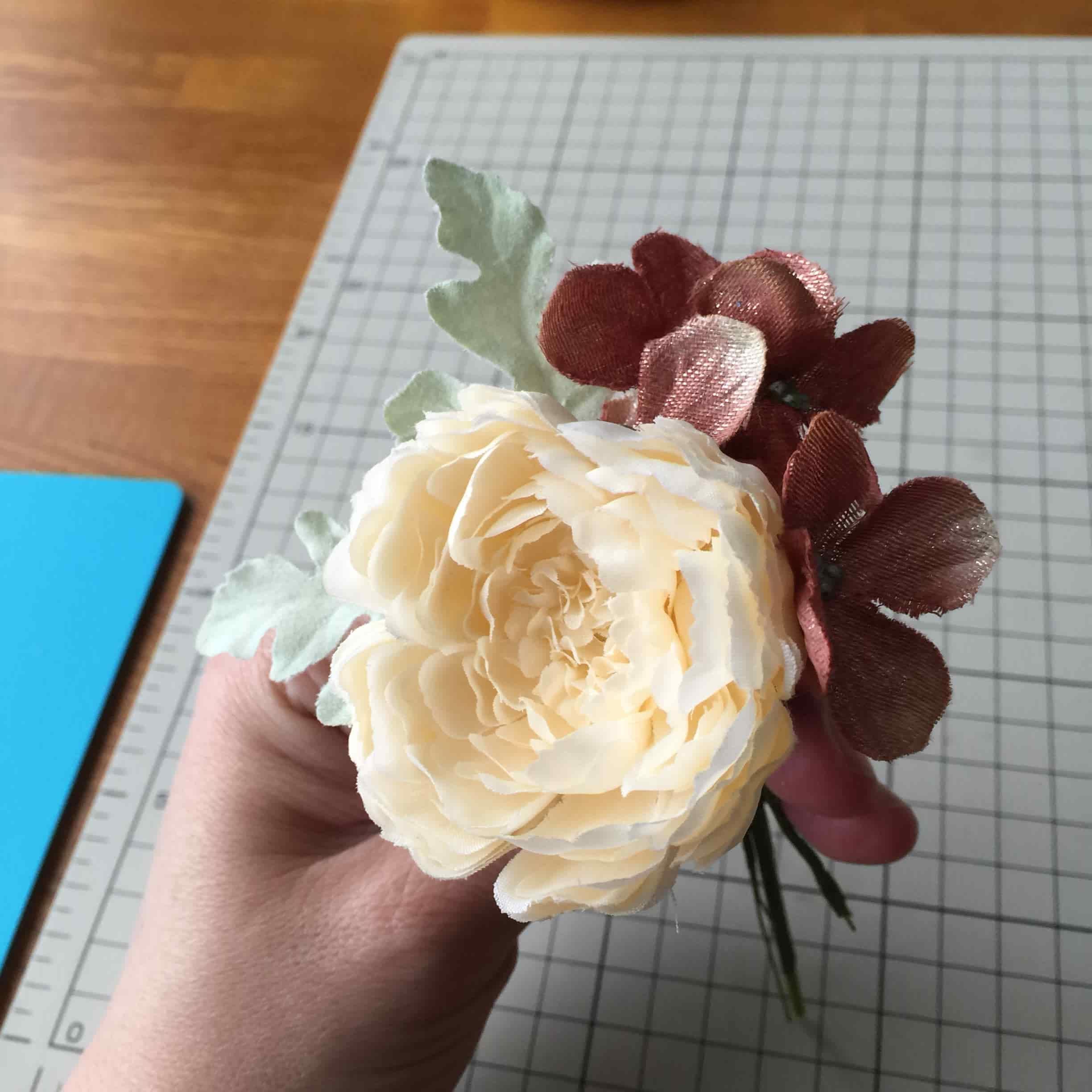 造花で簡単手作りコサージュの作り方 卒業式や入学式 結婚式 普段使いもできるよ こぐまやのせかい